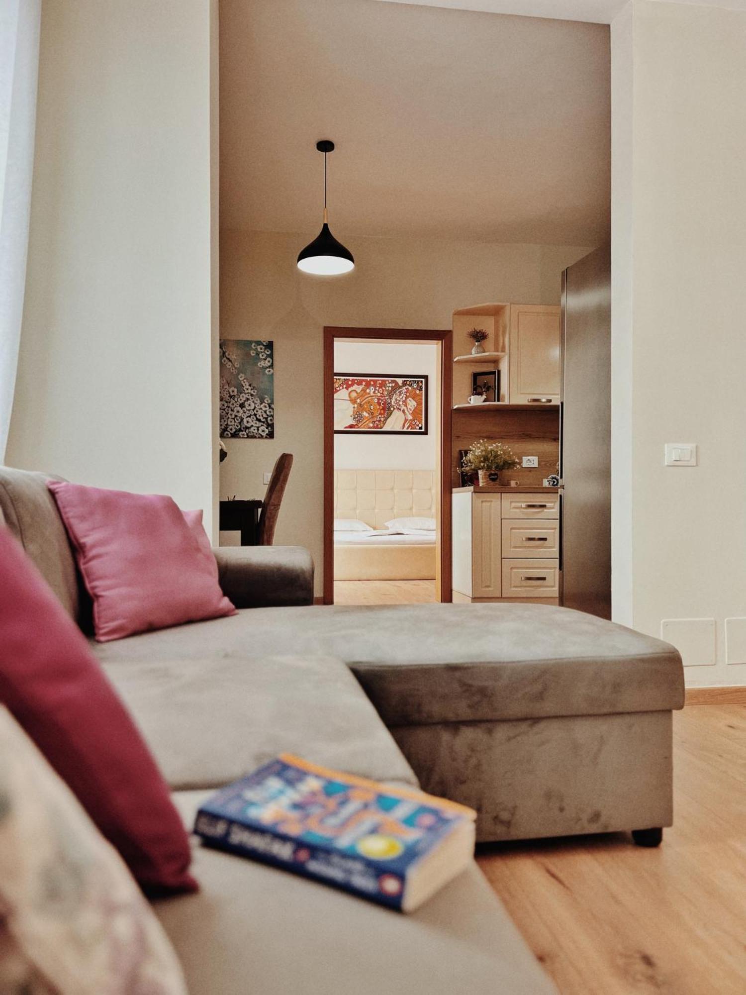 טיראנה Cozy Rooftop Apartment - Your Home, Away From Home! מראה חיצוני תמונה
