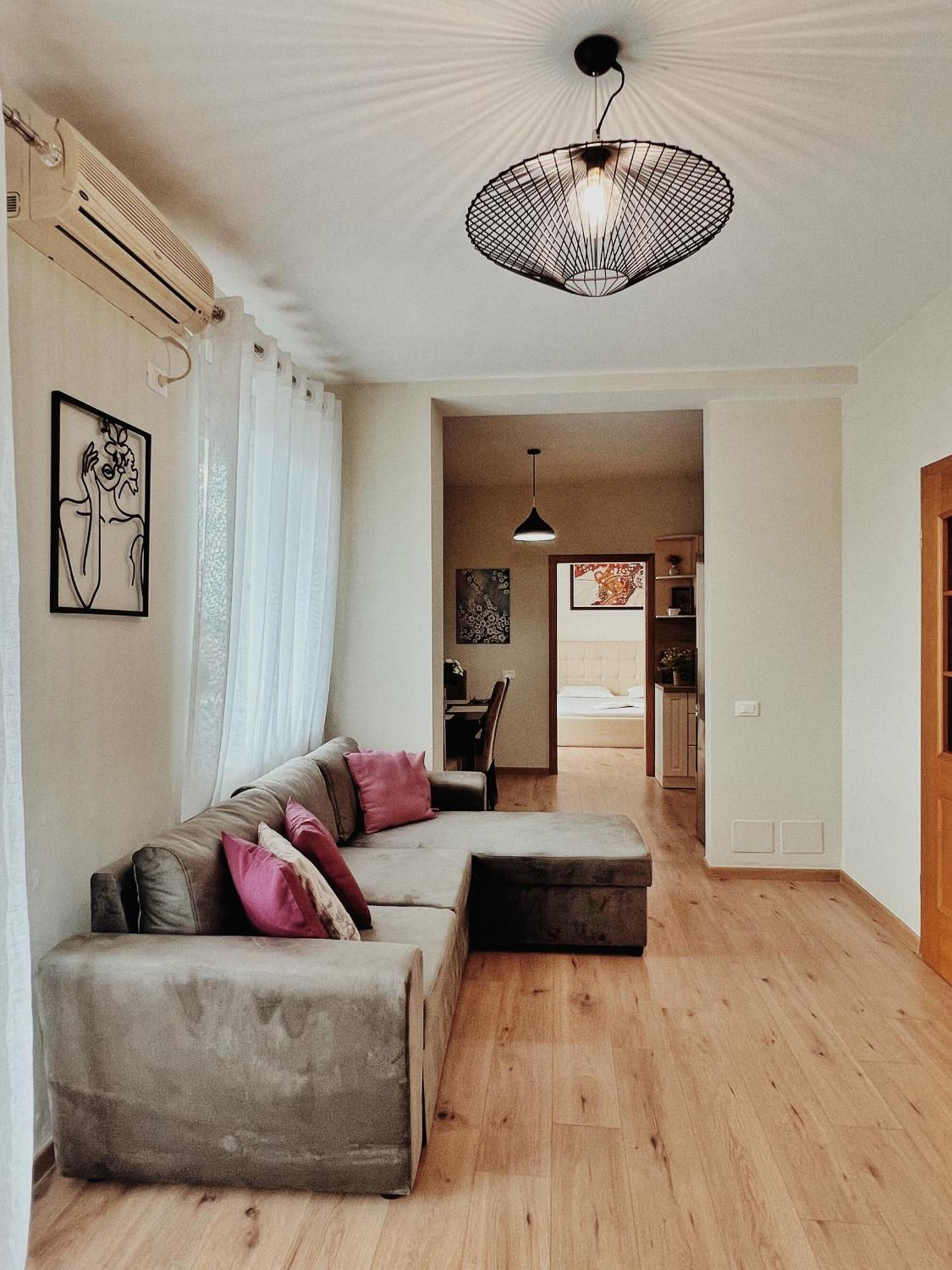 טיראנה Cozy Rooftop Apartment - Your Home, Away From Home! מראה חיצוני תמונה