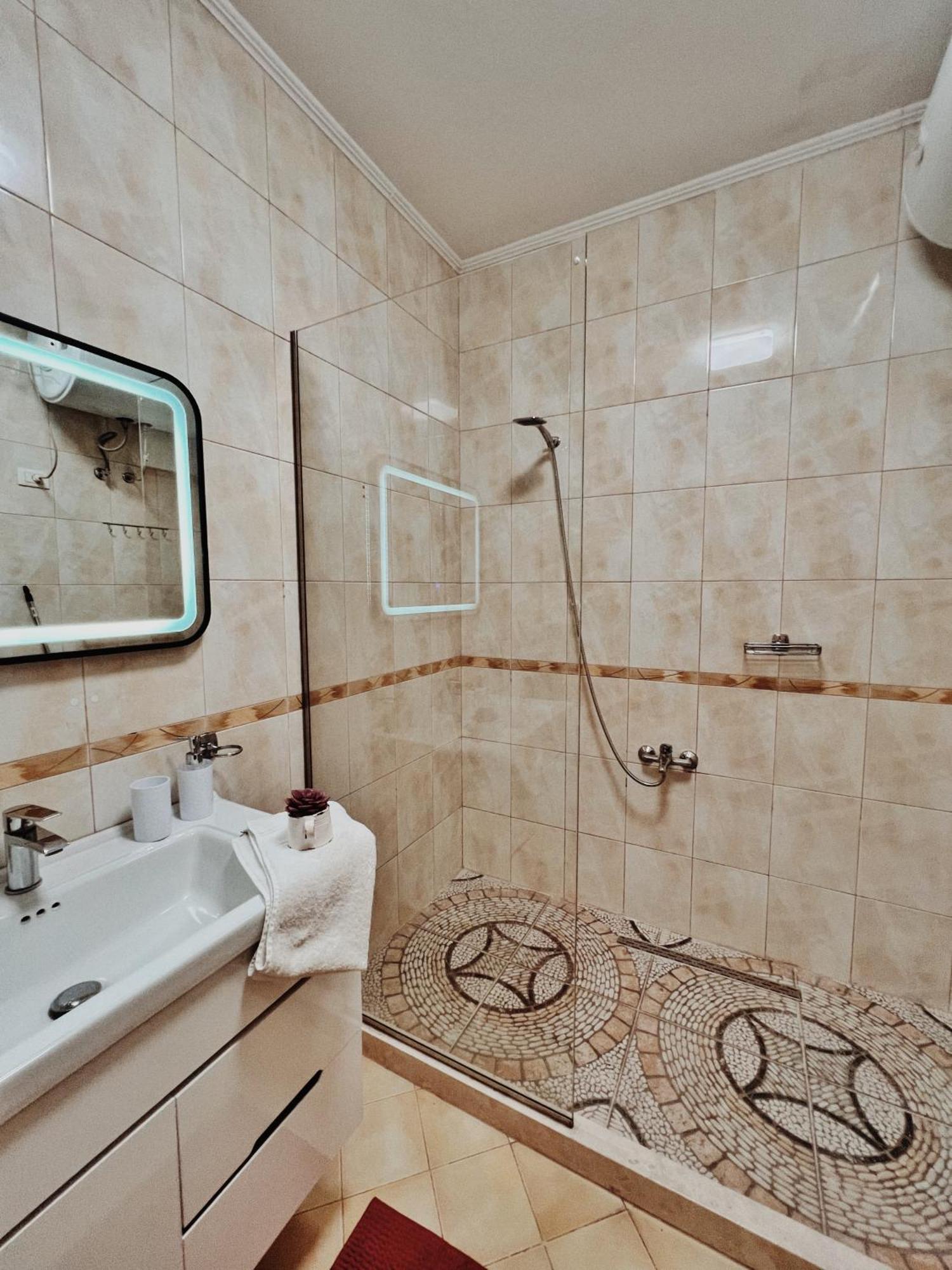טיראנה Cozy Rooftop Apartment - Your Home, Away From Home! מראה חיצוני תמונה